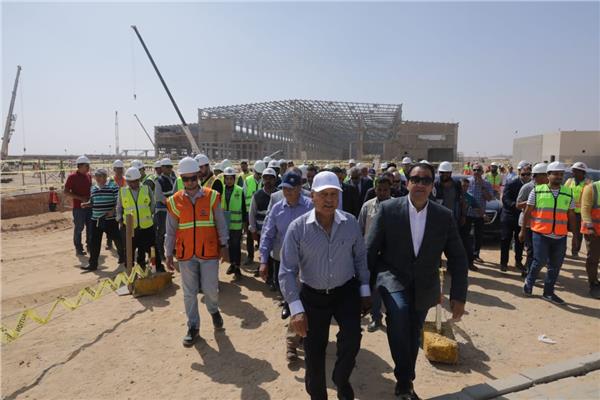 وزير النقل ووفد برلماني في جولة تفقدية بمشروع مونوريل غرب النيل