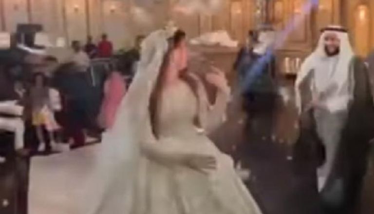 مقطع أشعل غضب المصريين.. ماذا فعل “عريس ثري” بعروسه أمام المدعويين؟