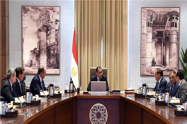 رئيس الوزراء يستعرض الخطط الاستثمارية مع شركة «أباتشي» الأمريكية