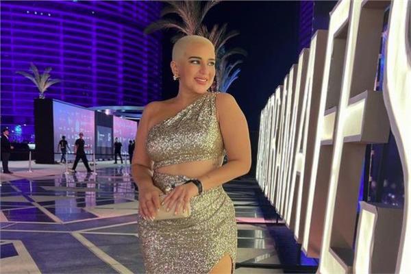 أسما شريف منير تكشف تفاصيل حلاقتها لشعرها
