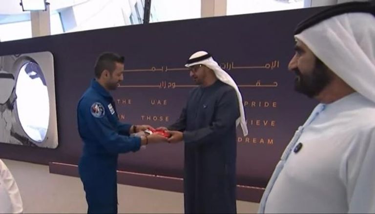 سلطان النيادي يهدي محمد بن زايد علم الإمارات المرفوع خارج محطة الفضاء سلطان النيادي
