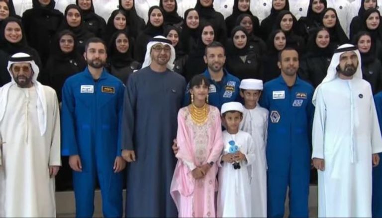 محمد بن زايد ومحمد بن راشد في صورة تذكارية مع النيادي وفريق العمل محمد بن زايد