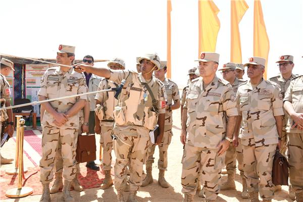 الفريق أسامة عسكر يتفقد إحدى المراحل التدريبية بنطاق المنطقة المركزية العسكرية