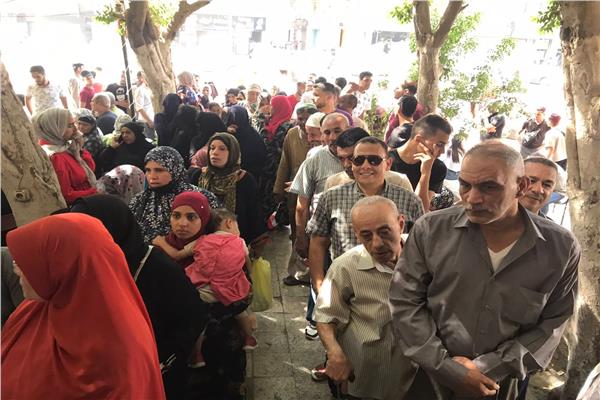 توافد المصريين بكثافة على مكاتب الشهر العقاري لتأييد ترشح الرئيس السيسي