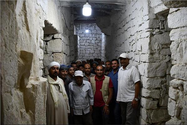 كشف أثري جديد عن مجموعة من المخازن داخل هرم ساحورع بأبو صير