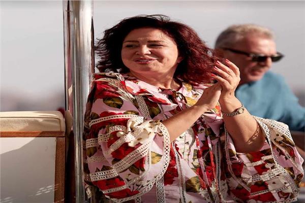 إلهام شاهين ومحمود حميدة في جولة بحرية بالإسكندرية | صور