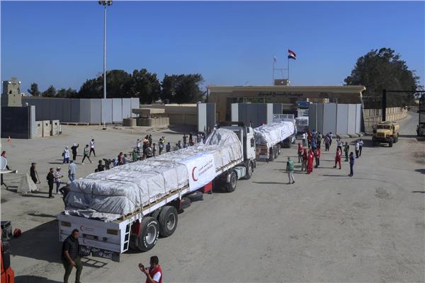 الدفعة الثانية من قوافل المساعدات تعبر معبر رفح لقطاع غزة