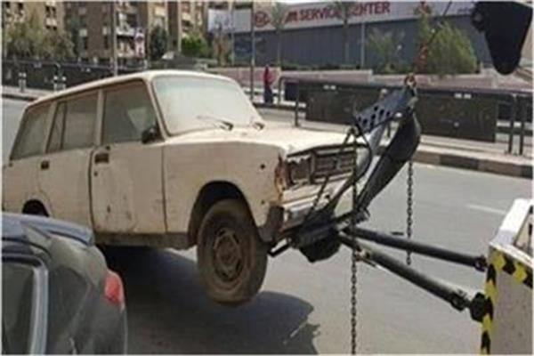 لتهالكها.. رفع 57 سيارة ودراجة نارية من الشوارع خلال 24 ساعة