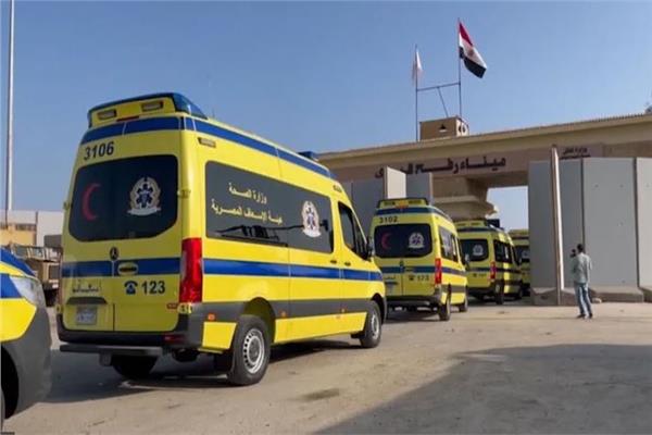 اصطفاف سيارات الإسعاف أمام معبر رفح استعدادا لاستقبال مصابي غزة