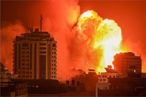 اشتباكات عنيفة بين المقاومة وقوات الاحتلال قرب مستشفى الشفاء وسط قصف مروع