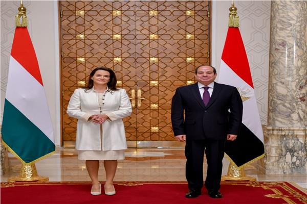 تفاصيل لقاء الرئيس السيسي ونظيرته المجرية في قصر الاتحادية