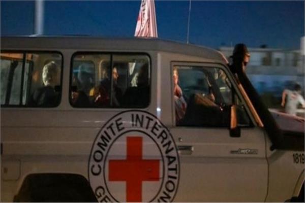 حماس تبدأ تسليم المحتجزين الإسرائيليين للصليب الأحمر في اليوم الـ 5 من الهدنة