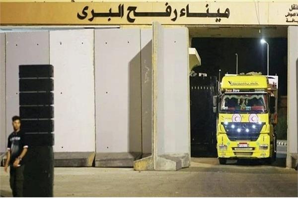 دخول شاحنتىّ وقود و50 حافلة مساعدات إلى غزة عبر معبر رفح
