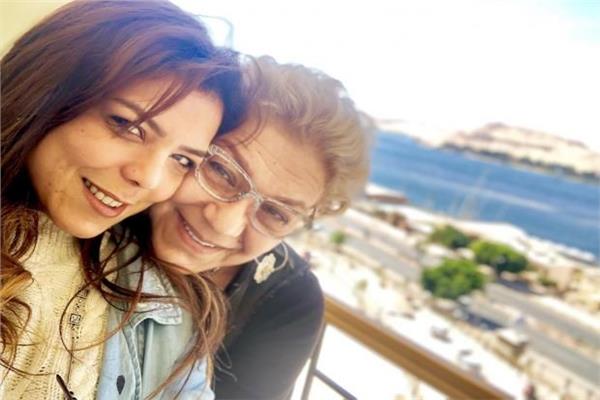 رسالة مؤثرة من ناهد السباعي بعد وفاة والدتها
