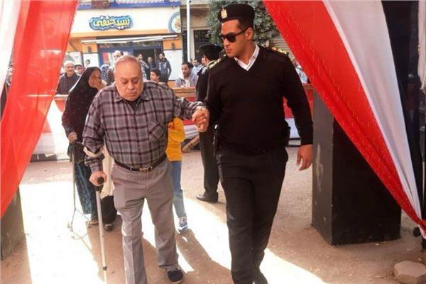 كفيف يدلي بصوته في الانتخابات الرئاسية بالزيتون