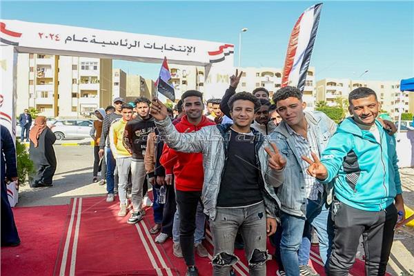 أطياف الشعب يرسمون المستقبل.. حشود الناخبين يشاركون في العُرس الديمقراطي