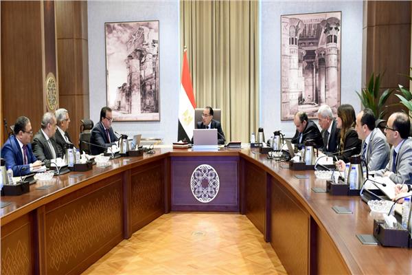 رئيس الوزراء يتابع موقف توطين الصناعات الطبية ويوجه بالتصدي للبيروقراطية