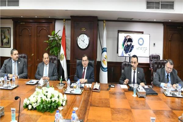 وزير البترول يناقش التوسع في تحويل السيارات للعمل بالغاز الطبيعي