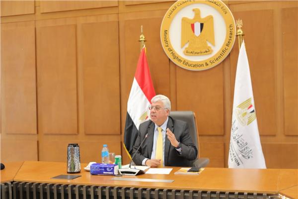 وزير التعليم العالى يؤكد أهمية ربط المُنتج البحثي بالصناعة والعمل