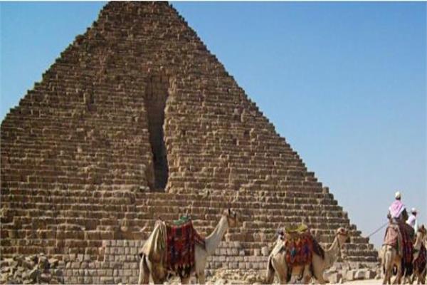 تشكيل لجنة علمية لمراجعة مشروع الترميم المعماري لهرم «منكاورع»