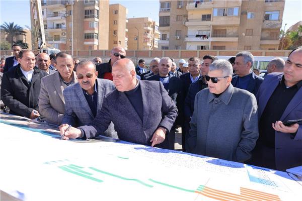 وزير النقل ورئيس هيئة قناة السويس يتفقدان الترسانة البحرية