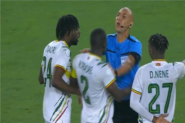 محاولة اعتداء من لاعبي مالي على الحكم محمد عادل في مباراة كوت ديفوار