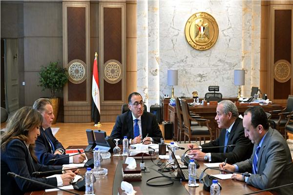رئيس الوزراء يتابع إتاحة الاحتياجات من السلع الأساسية والغذائية