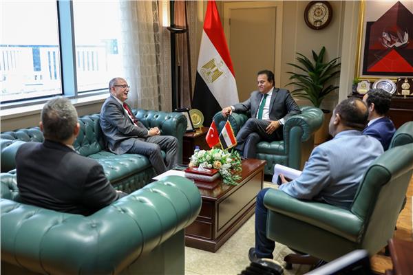 وزير الصحة يستقبل السفير التركي لبحث سبل التعاون بين البلدين