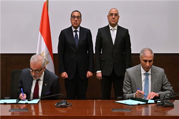 توقيع عقد تخصيص أرض مشروع طبي تعليمي عمراني متكامل بمدينة الشروق