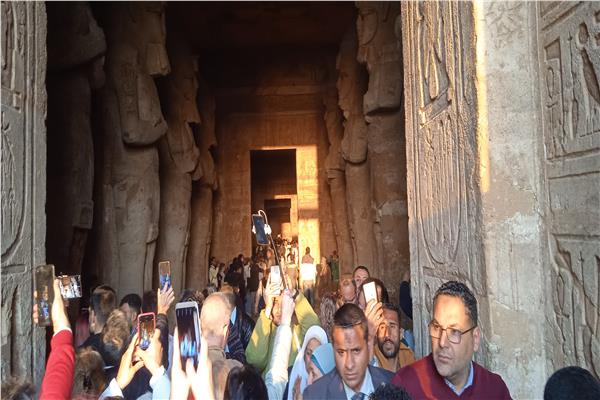 بمشاركة آلاف السائحين.. الشمس تخترق بهو الملك رمسيس الثاني بأسوان
