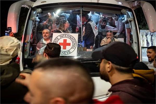 صحيفة إسرائيلية تكشف ملامح صفقة محتملة بشأن تبادل أسرى مع “حماس”
