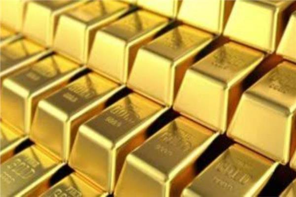تعافي الدولار يدفع الذهب نحو الهبوط عند 2024 دولار
