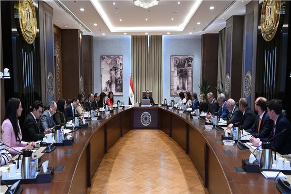 رئيس الوزراء يعقد اجتماعًا مع أعضاء مجلس إدارة البنك الأوروبي لإعادة الإعمار والتنمية