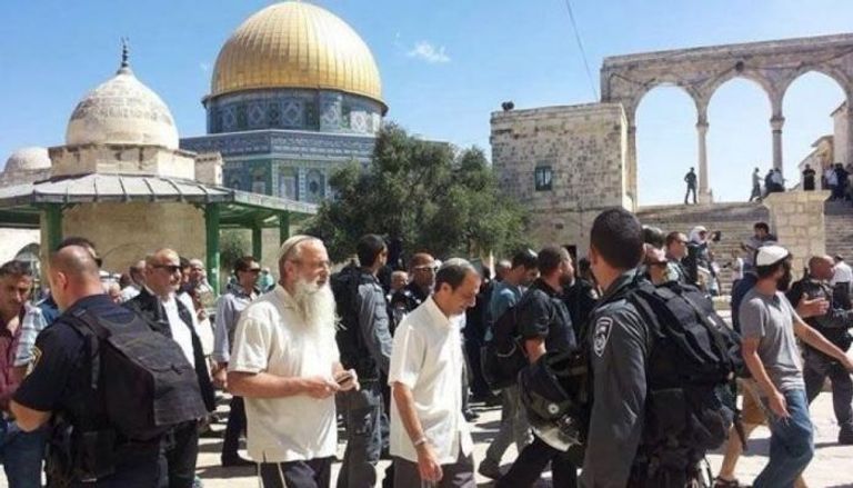 المستوطنون يعربدون بالقدس.. اقتحام لـ«الأقصى» واعتداء على راهب مسيحي