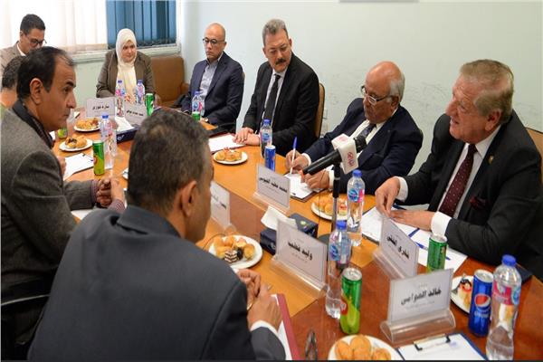 فخري الفقي: السوق الموازية للعملات أصيبت بالشلل.. و«رأس الحكمة» بداية الخير