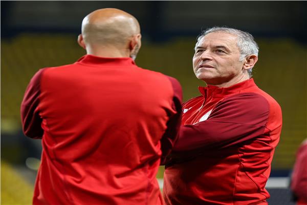 كولر يعقد محاضرة فنية للاعبي الأهلي قبل المران استعدادًا لمواجهة الزمالك