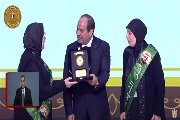 الرئيس السيسي يُكرم أسر الشهداء في يوم الشهيد