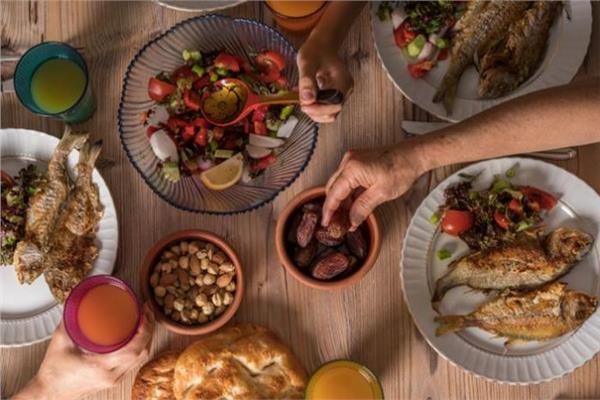 خبير تغذية يوصي «بكسر» الصيام في رمضان على هذا الطعام