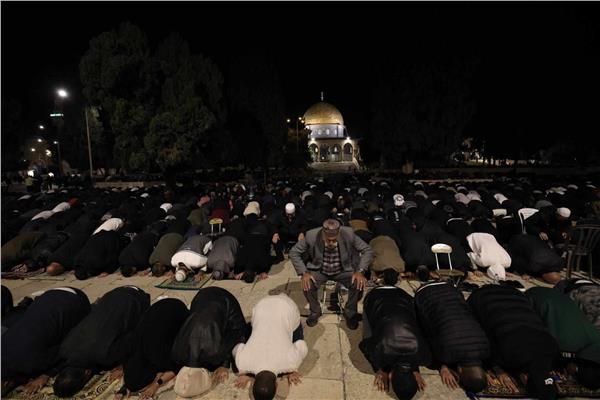 رغم القيود.. 40 ألف مصل برحاب المسجد الأقصى بتراويح رابع ليالي رمضان