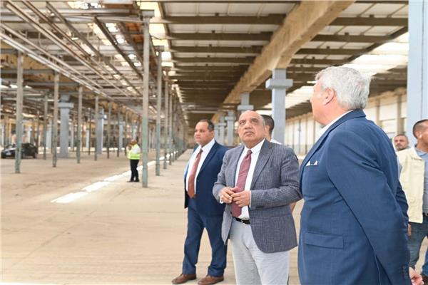في جولة ميدانية.. وزير قطاع الأعمال العام يتفقد تطوير شركة النصر لصناعة السيارات