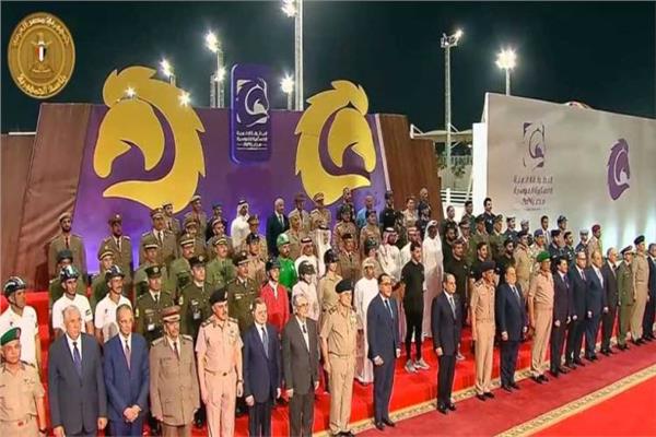 الرئيس السيسي يتوسط صورة تذكارية مع المنتخبات المشاركة في بطولة الفروسية