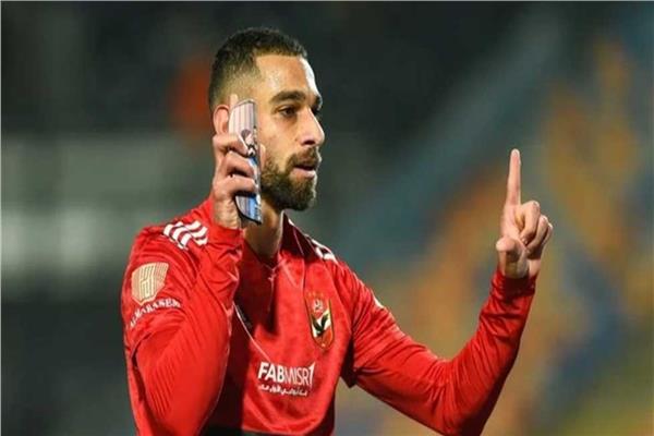 رغم التأهل للنهائي.. هل فضحت لقطات السولية والشحات أزمات غرفة ملابس الأهلي؟