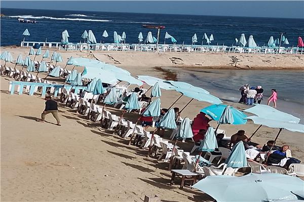 الرايات 3 ألوان على شواطئ الإسكندرية.. ونسبة الإقبال 20%