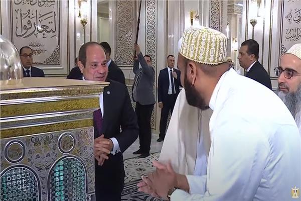 سلطان البهرة يقدم هدية تذكارية للرئيس السيسي