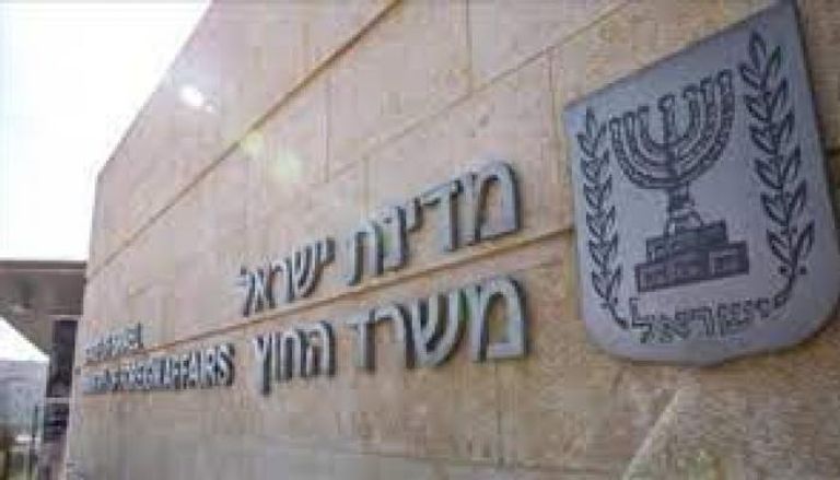المنفذ ألقاها خلال تفتيشه.. إشعال قنبلة حارقة بسفارة إسرائيل لدى رومانيا