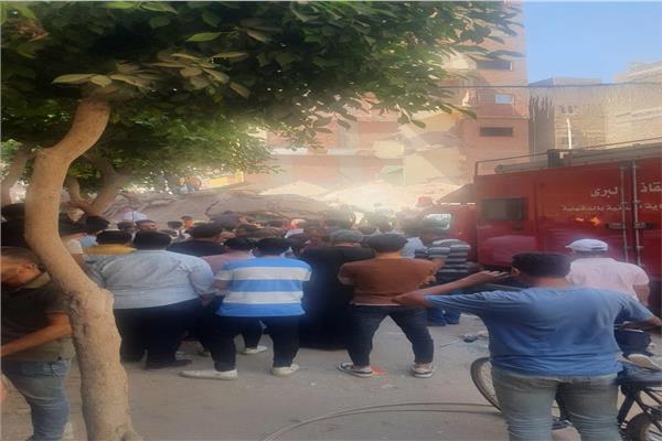 انهيار منزل من 5 طوابق وأنباء عن وجود ضحايا تحت الأنقاض بالدقهلية