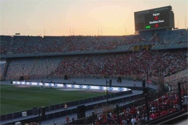 الجماهير تزين ستاد القاهرة الدولي لمؤازرة منتخب مصر أمام بوركينا فاسو