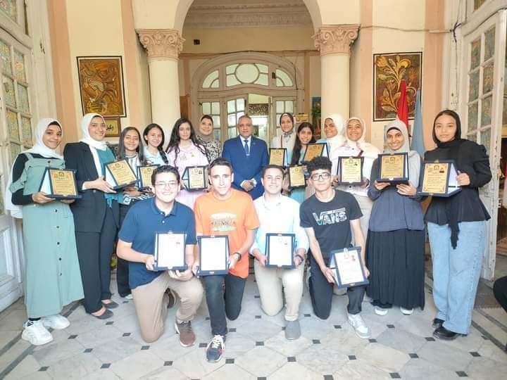 مدير إدارة وسط يُكرم بنات القسم الإعدادي egcبالإسكندريةالحاصلات على أوائل الإدارة في الشهادة الإعدادية