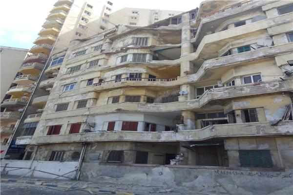 لخطورتها على المارة.. إزالة أجزاء من عقار على كورنيش الإسكندرية