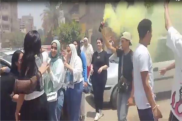 بالزغاريد والشماريخ.. احتفالات طلاب الثانوية العامة بانتهاء ماراثون امتحانات 2024